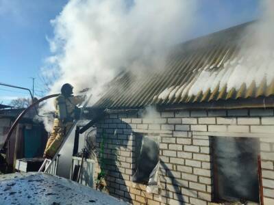 В Астраханской области 8 человек тушили загоревшуюся летнюю кухню