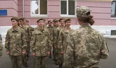 В Украине упростят военный учет для мужчин и женщин