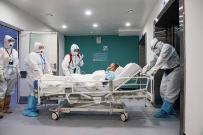 Вирусолог: большинство россиян переболеет омикрон-штаммом в течение двух недель
