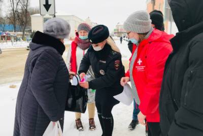 В Рославле волонтеры-медики учили пешеходов соблюдению ПДД