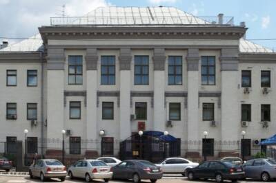 СМИ: Россия эвакуирует своих дипломатов с двух консульств на Украине
