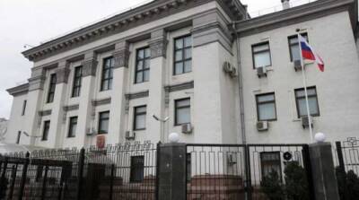 Россия эвакуирует дипломатов из Украины – NYT