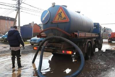Спецтехника откачивает воду на нескольких улицах Краснодара
