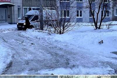 На улице Зубковой в Рязани машина скорой помощи застряла в снегу
