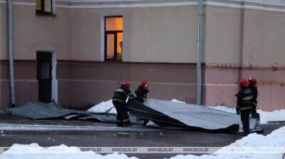 Поврежденные кровли, фасады и разбитые окна: почти 130 домов пострадали в Могилеве из-за непогоды 14 января