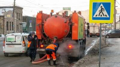 В Челябинске коммунальщики чистят дорогу, покрывшуюся льдом из-за аварии