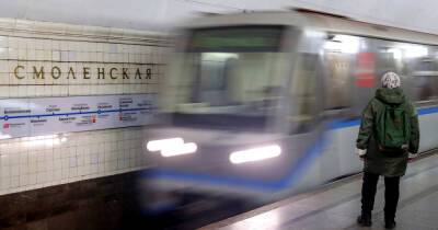 Пассажир упал на пути станции "Смоленская" московского метро