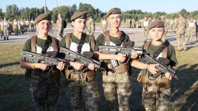 Зеленский поручил сократить список профессий воинского учета для женщин