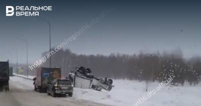 На трассе М-7 в Татарстане грузовик съехал в кювет и перевернулся