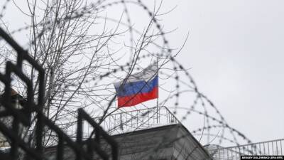 NYT: Российских дипломатов и их родных заметили покидающими дипмиссии в Украине