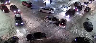 Удивительная авария произошла на перекрестке в самом центре Петрозаводска (ВИДЕО)