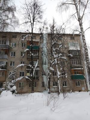 Пятиэтажная сосулька появилась на доме с протекающей крышей в Советском районе