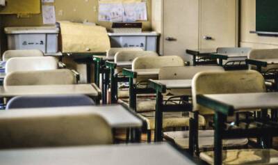 Школы Латвии в опасности: учителя не справляются с "гибридным" форматом