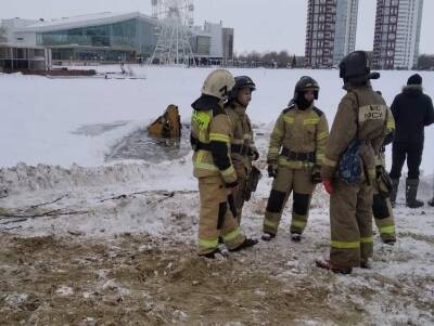 У «АкваМолла» под лёд провалился трактор. На месте работают спасатели - ulpravda.ru