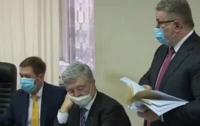 Порошенко уснул на заседании суда. Видео | Новости и события Украины и мира, о политике, здоровье, спорте и интересных людях