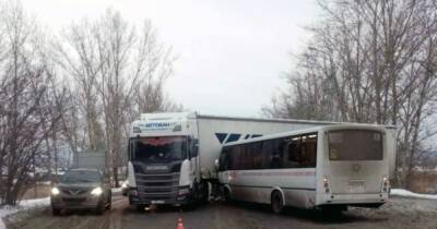 Грузовик столкнулся с маршруткой в Красноярске, пострадали 9 человек
