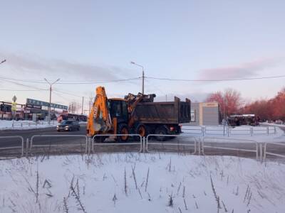 В Челябинске из-за новой аварии на сетях дорога превратилась в кашу из снега и льда