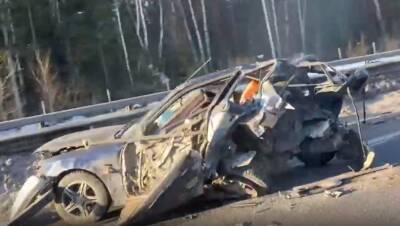 Видео: легковушка превратилась в груду металла после аварии на КАД