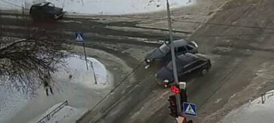 Автомобиль влетел боком в другую машину на перекрестке в Петрозаводске (ВИДЕО)