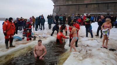 Температура воды на Крещение в Петербурге поможет коронавирусу размножиться