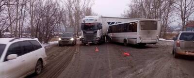 В Красноярске автобус врезался в КамАз, пострадали 9 человек, в том числе трое детей