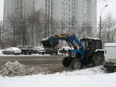 Москвичей просят не садиться за руль из-за снегопада, гололеда и работы уборочной техники