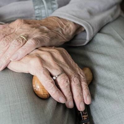 Москва продлевает домашний режим для пожилых и "хроников" до 1 апреля