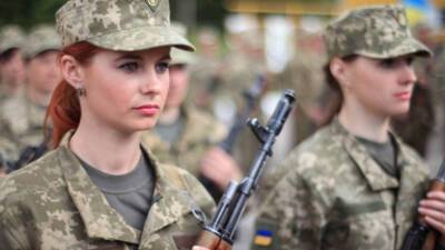 Зеленский призвал сократить перечень военно-учетных специальностей для женщин