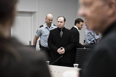 Норвежский террорист Брейвик встретил судей нацистским салютом