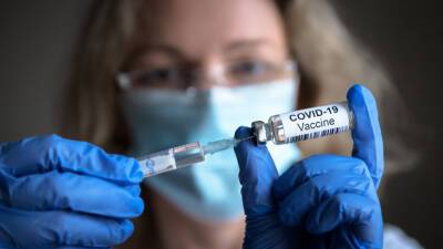 ВОЗ: Более половины населения мира полностью привиты от коронавируса