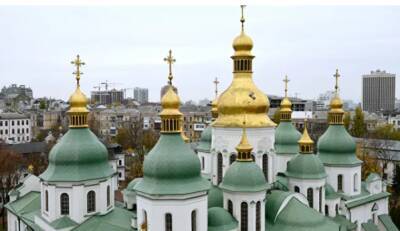 В Киеве крест с одного из куполов Софийского собора сдуло ветром