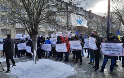 В Киеве у посольства США митинговали моряки