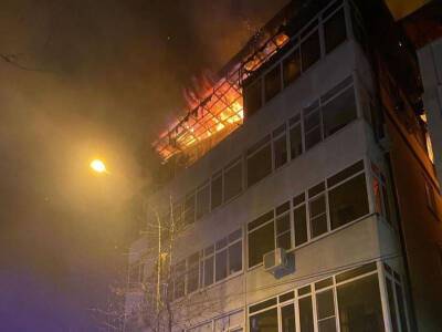 Пламя едва не уничтожило многоэтажку в Сочи — пожарных упрекнули в отсутствии воды