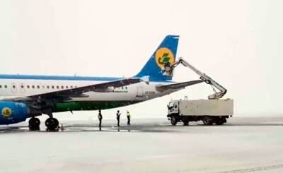 Аэропорт "Ургенч" закрыли из-за сильного снегопада