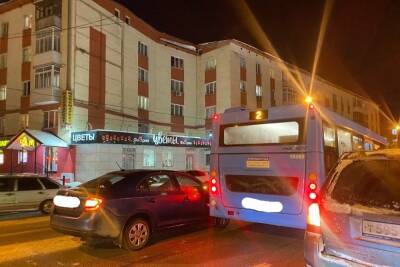 ДТП в Твери: столкнулись легковушка и автобус
