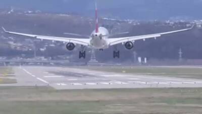 Сильный ветер помешал самолёту сесть в аэропорту Сочи — видео