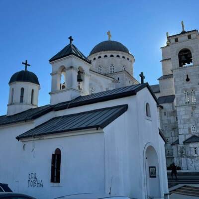 В столице Черногории стену храма СПЦ испортили безобразной...