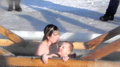 Педиатр Добрецова напомнила о важности подготовки ребенка к купанию в проруби на Крещение