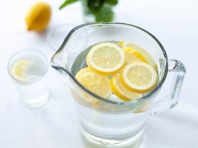 Диетолог развеял миф о похудении с помощью воды с лимоном
