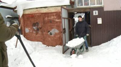 В Пензе волонтеры почистили снег у дома ветерана трудового фронта - penzainform.ru - Пенза - район Бессоновский