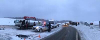 На трассе между Казанью и Челнами в ДТТ с манипулятором и минивэном погибли два человека