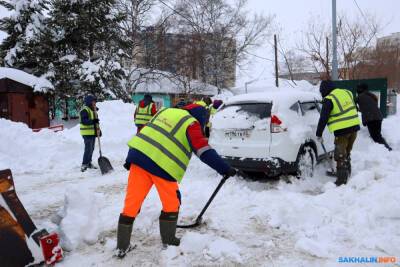 Дорожники вынуждены тратить время на откапывание брошенных авто в Южно-Сахалинске