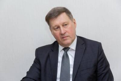 Главе Новосибирска Локтю его заместитель подарил валенки на день рождении
