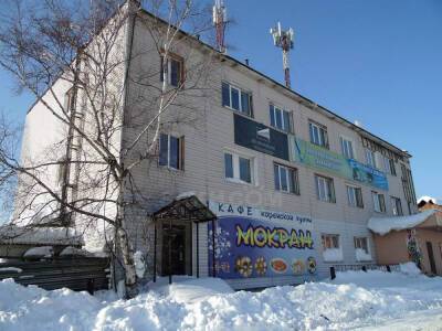 Здание с магазином и "Опорой России" горело ночью в Южно-Сахалинске