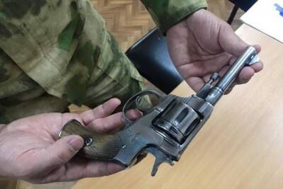 В Улан-Удэ у родственников умершего изъяли старинный револьвер