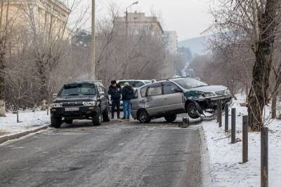 Машина повисла на заборе по Горького — движение около танка перекрыто
