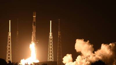 Американская компания SpaceX запустила Falcon 9 со спутниками Starlink