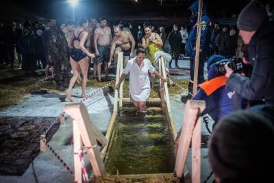 Крещение Господне: новосибирцы искупались в прорубях в 20-градусный мороз
