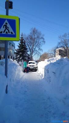 Водитель внедорожника перекрыл тротуар в Южно-Сахалинске