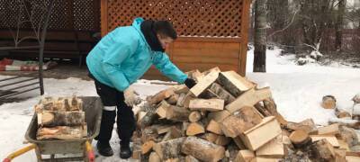 Волонтеры наколют дрова и почистят снег жителям поселков Карелии